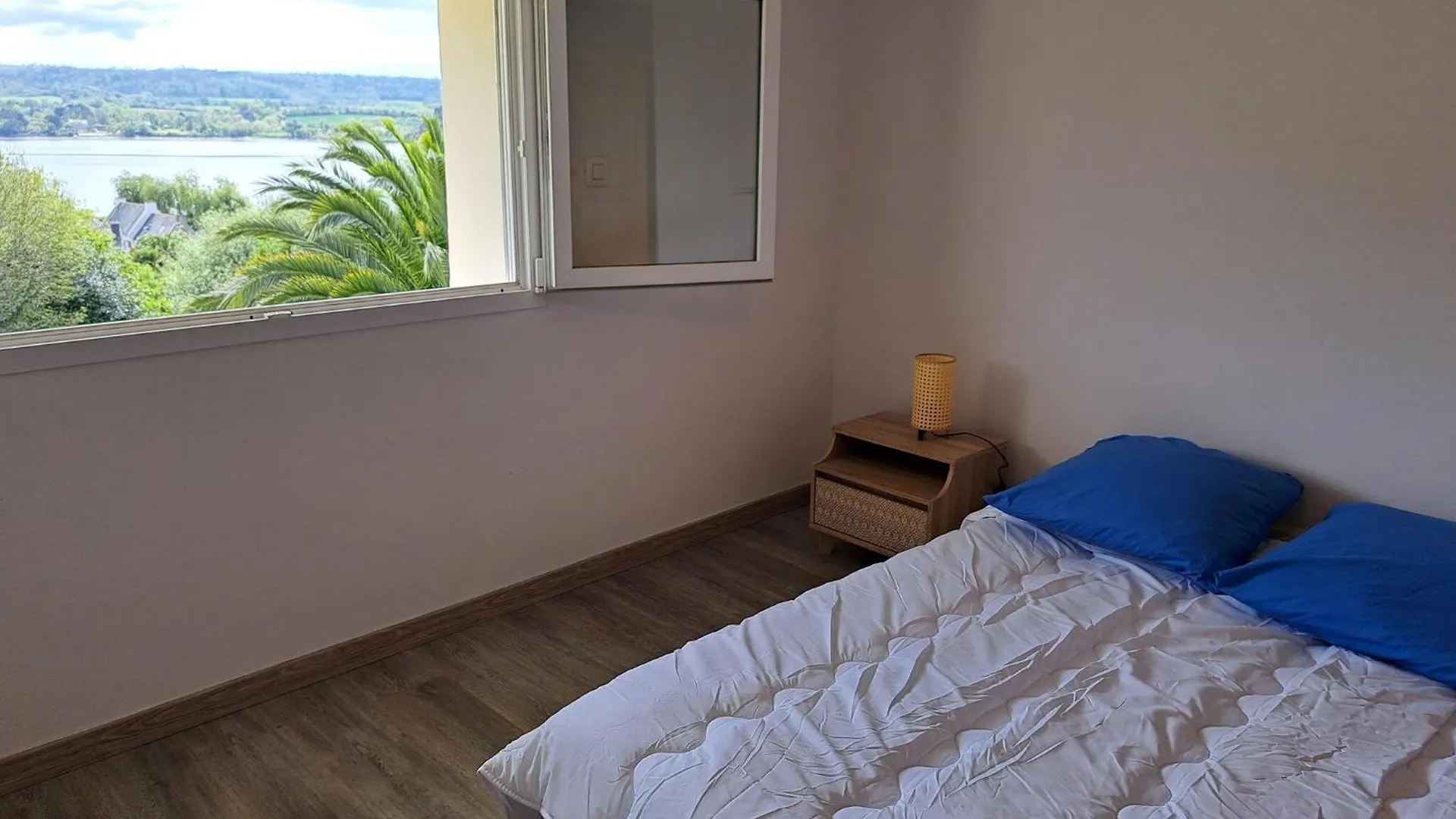 Holiday Home With Sea View, Hanvec 0*,  Γαλλία